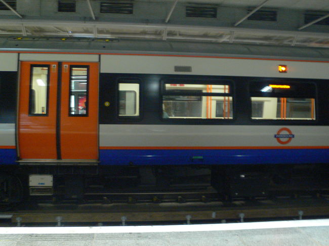 Overground Lineは新しい路線なのか、電車も今まで見たTubeの車両とちょっと違う感じでした。
