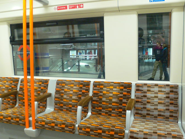 車内の様子。<br />Tube Mapで見ると、Overground Lineはオレンジ色だったので、テーマカラーはオレンジなのか？