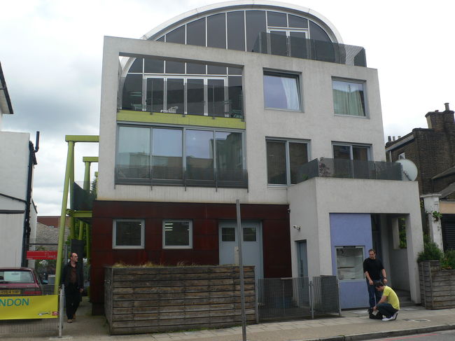 New Crossという駅で降りて、google map片手に目的地へ向かいます。<br />結構歩いたところでようやく発見。<br />Quay Houseという名前の住宅でBBC4 &amp; Channel 5の 「I Own Britain's Best Home」で紹介されたようです。<br />日本の「大改造!!劇的ビフォーアフター」みたいな番組かと思っていたら、どちらかというとお宅探訪に勝ち抜き戦が加わった、みたいな番組なんですね。<br />