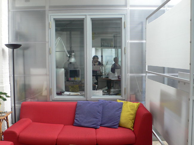 リビングの向こうには仕事場が見えます。