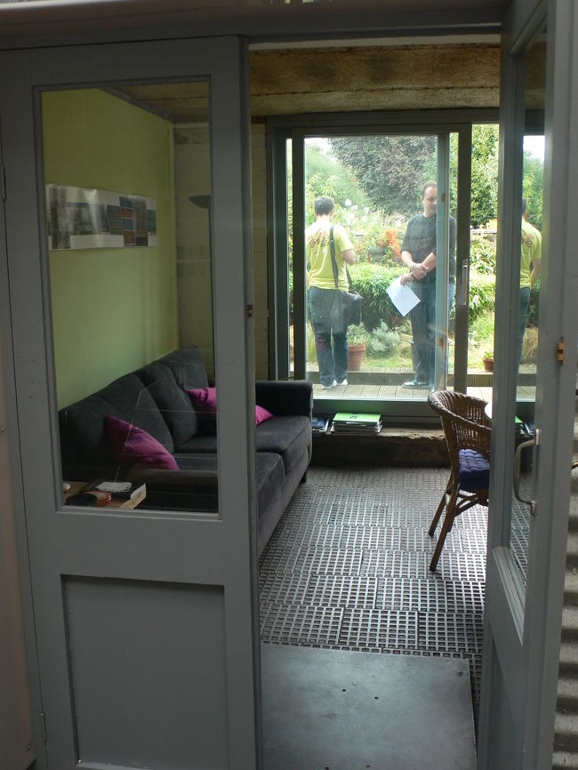 キッチンのある部屋には、掛け心地のよさそうなソファと