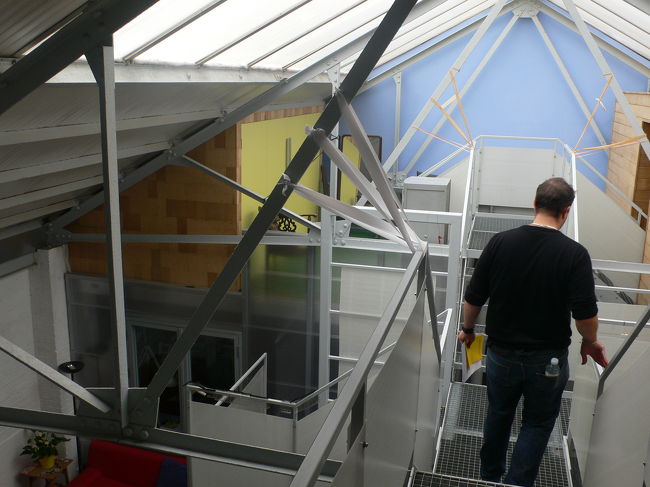 2階の廊下は格子状なので光がちゃんと抜けるようになっています。