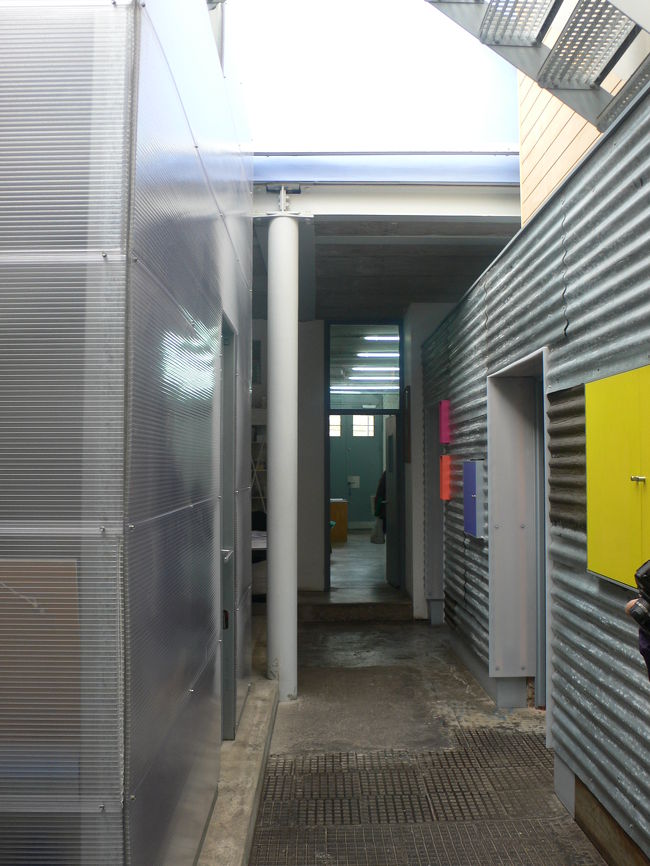 廊下から玄関方向をみた図。奥に見えるのがアトリエ。