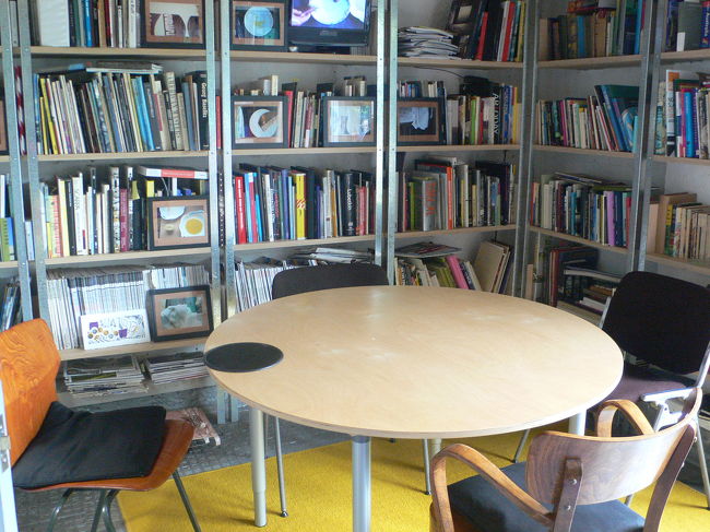 玄関入ってすぐのところに書斎がありました。