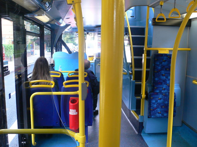 帰り。<br />またNew Crossまで延々と歩くのかと思っていたところ、代替バス来たので、それに乗ってLondon Bridgeに戻りました。ちなみに無料。<br />実は先程の住宅は、National Railの駅から至近だったのですが（後で気がついた）、London Bridgeまで行く電車がとまっていて、代替バスが走っていたようです。図らずもバスの旅、なかなか楽しかったです。