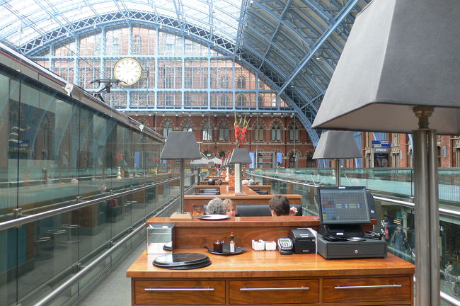 お昼がまだだったので、駅の2階にあるシャンパンバーへ。<br />このロケーションがすごくて、駅の中、オープンスペースに加えユーロスターを真横に見ながらシャンパンが楽しめます。<br />これすごすぎ。