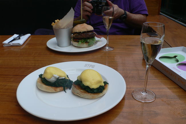 私はマフィン、あちらはハンバーガー。どちらも美味でした。<br />しあわせー