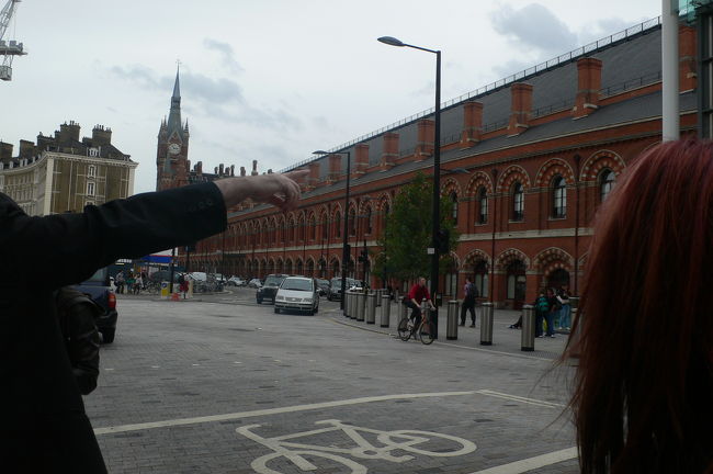 お腹を満たしたところで、ツアーの待ち合わせ場所へ。<br />St.Pancras駅はクラシックな外観の一方で、