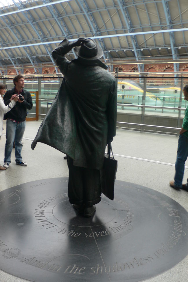 St.Pancrasの建物保存に尽力した人の銅像。