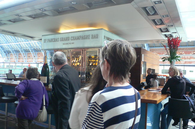 さっき行ったシャンパンバー。