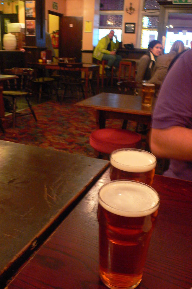 地元の人がまったりしに来ている感じ。<br />ブログに書いてあったハンドポンプで入れた<br />ビールもうまーし。