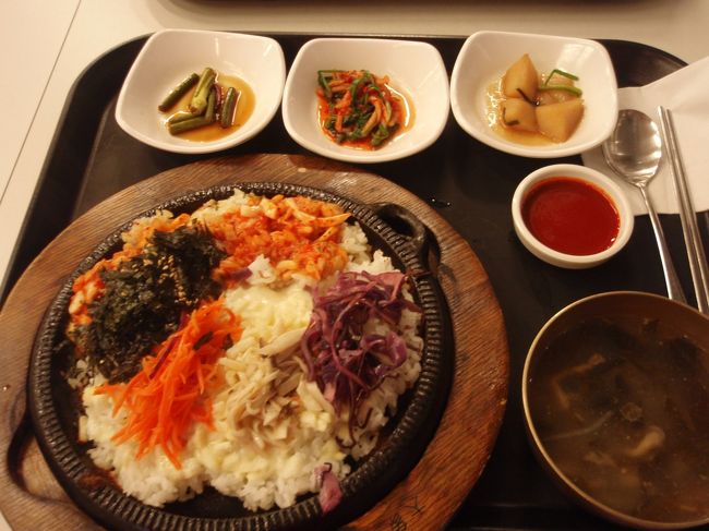 3日目の夕食は、ちょっと買い物にも疲れたことでいったんホテルに戻って、休憩してから再度出かけました。<br />ホテル(レジデンスですが。詳細は最後で)が東大門に近かったので、ミリオレとかドゥータをぶらぶらしつつ、フードコートで軽め?のご飯にしました。<br />ビビンバのお店があり、石焼きのチーズビビンバを食べました。<br />写真+日本語の書かれたメニューも掲示してあります。思ったよりボリュームがあり満腹です。<br />おかずとコチュジャンも付いてました。<br />お茶などのドリンクを持参することをお勧めします。