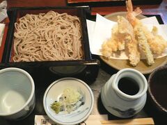 お昼は夢京橋キャッスルロードにある「もんぜんや」さんで。十割そばと天ぷら1470円。こしのある細めのお蕎麦が美味しかったです。
