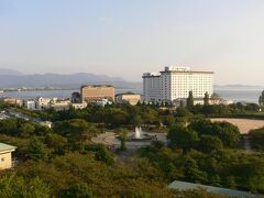 今日のお宿は「長浜ロイヤルホテル」です。一番安いカテゴリで予約しましたがその中では最上層階の9階でした。確か2100円ほど追加するとリノベーションされたお部屋にチェンジできましたが温泉に入って寝るだけなのでここはおとなしく、、、。お部屋からは琵琶湖と長浜城が見えました。