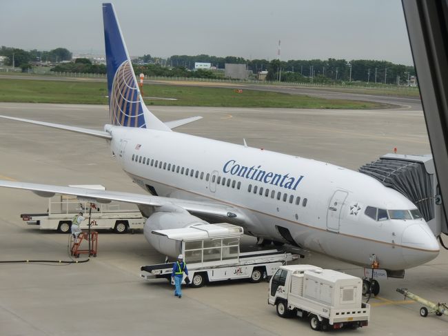 コンチネンタル航空にて一路グアムへ。<br /><br />フライト待ちにビールを飲む人を横目に、<br />我々は機内での１杯を楽しむために我慢。