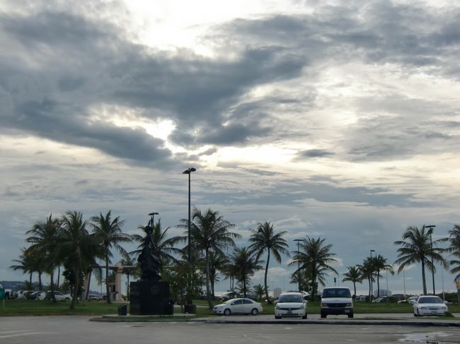3時間半のフライトで<br />あっという間にグアム空港到着。<br /><br />この日は午前中雨が降っていたらしく、<br />じとっとした蒸し暑い感じがしました。