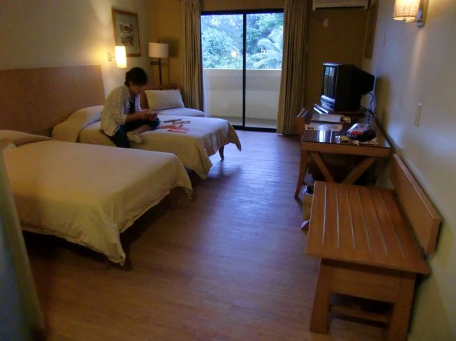 価格重視のビジネスホテルなので<br />部屋は特に期待していなかったのですが、<br />思ったより全然広くてきれい。<br />洗面所なんかもなかなかオシャレでした。<br /><br />冷蔵庫あり。ドライヤーあり。<br />ポットがないのでお湯は沸かせません。<br />カップラーメンは1階のコンビニで熱湯を恵んでもらいました。