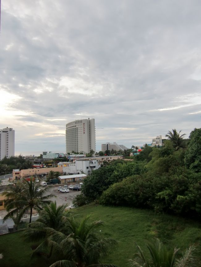 バルコニーからの景色。<br /><br />ウェスティンホテルの奥にちらっと海が見えます。<br /><br />反対側は、隣接のウォーターパーク「ターザ」で遊ぶ人々を見下ろせます。