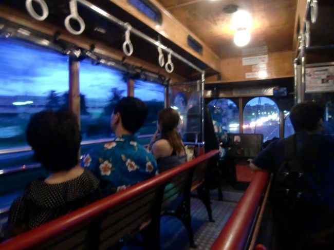 赤いシャトルバスに乗って、<br />早速夜の街に繰り出しました。<br /><br />旅行会社のパスで恋人岬シャトル以外は乗り放題。