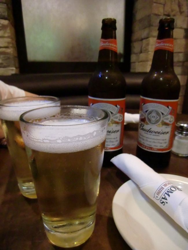 待ちに待った、おビール！！<br />最高！！<br /><br />ビッグかスモールかと聞かれたので<br />迷わずビッグを２つ注文したのですが、<br />大瓶が２本出てきました。<br />てっきり生ビールかと思ったのですが。
