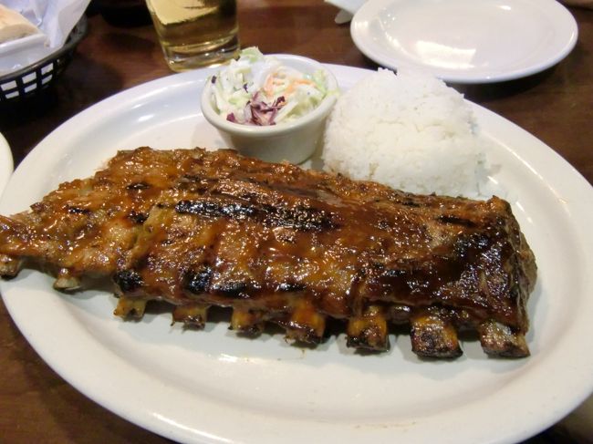 人気のリブステーキ。<br /><br />柔らかくて甘めのソースも良い感じ。<br />すごくおいしかったです。<br /><br />あったかいパンもついてきました。