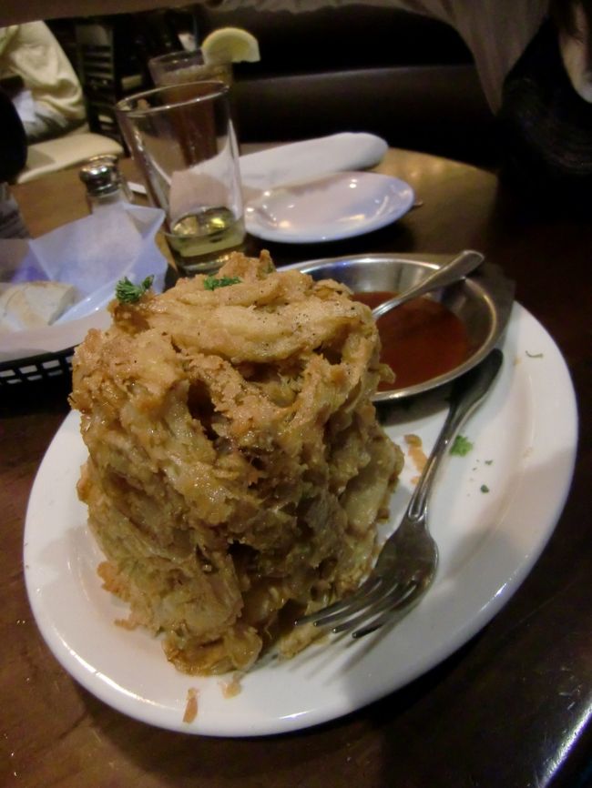 出発前のリサーチで、<br />でかいし油っこいし絶対完食できなそうと予想していたオニオンリング。<br /><br />定番ということで恐る恐る頼んでみましたが、<br />ピリ辛ダレが超ビールと合って、<br />意外にも最後までおいしく食べることができました。