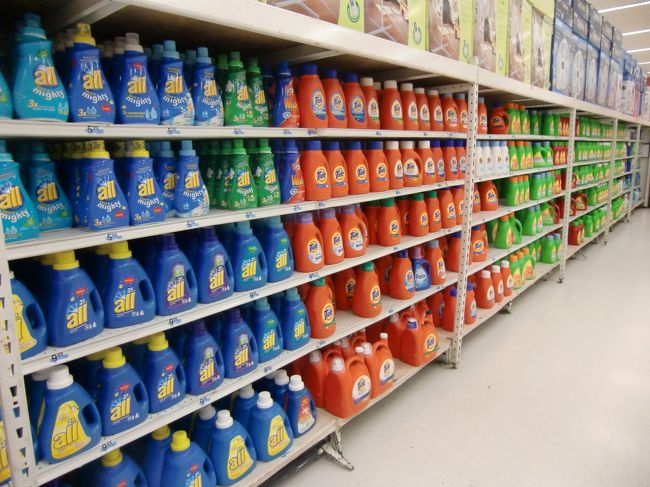 Ｋマートは本当に広くて見応えがありました。<br />ここでシュノーケリングセット一つと、<br />滞在中の食料やばらまき土産を購入。<br /><br />以前はＤＦＳにタクシーで行く場合は<br />どこから乗っても無料だったらしいので、<br />試しに「ＤＦＳまで」と言ってみたがやはり有料でした。<br /><br />最終のタモンシャトルを逃したため<br />コンビニエンス大阪へ戻ってホテルまで送ってもらっちゃいました。<br /><br />Ｋマートの袋を見て<br />「シュノーケリングセットなんかうちにもあったノニ！！」とまた怒られたけど･･･。<br />基本はいい人たちかと。