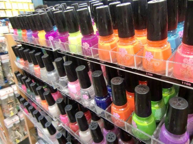 ホテルへ戻り荷物を置いて、<br />部屋での二次会の買い出しに再び繰り出しました。<br /><br />滞在中何度か行ったＡＢＣストア。<br />食料や土産類のほか、<br />コスメやアロハワンピなどかわいいものがたくさんあって<br />見ているだけで楽しかったです。<br /><br />アイランドガールの造花入りグロス・ネイルオイルなどをゲットしました。<br />めっちゃかわいいです。