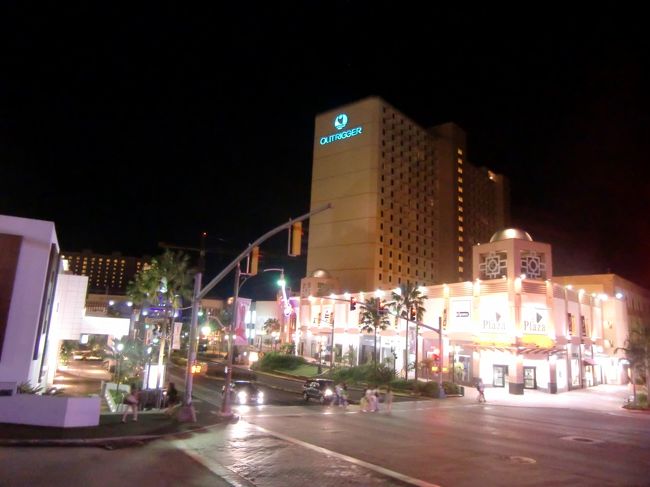 もう夜中の12時を回るというのにこの賑やかさ♪<br /><br />夕方に着いたわりにすごく長く感じて、<br />初日を思いっきり満喫できました。