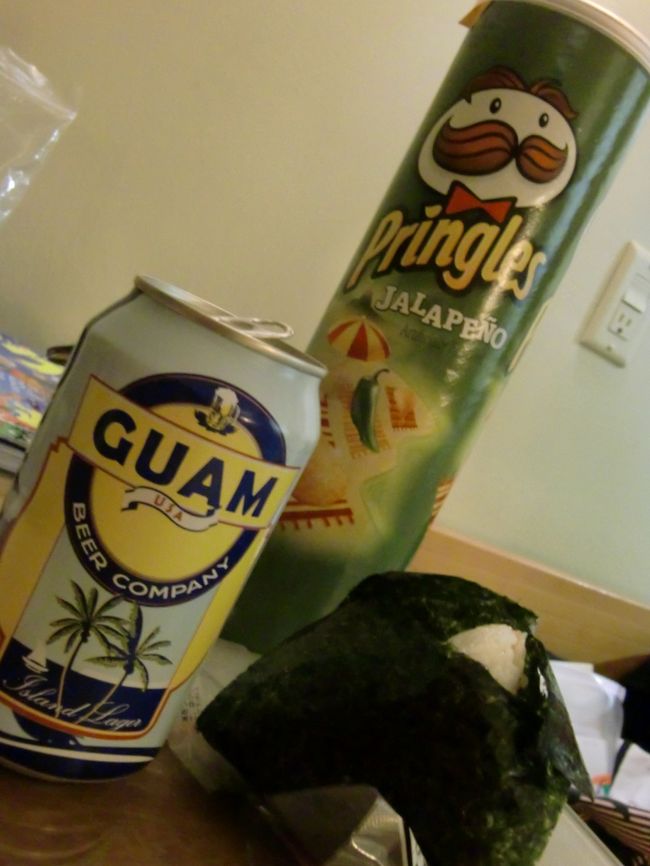 グアムビールと日本未発売らしいプリングルスで二次会。<br /><br />グアムで一番と誰かが言っていた<br />コンビニエンスストア大阪のおにぎりは、<br />お粥のような柔らかさでした。<br /><br />たまたまハズレだったのか。<br />食えなくはないけど旨くはない。<br /><br />他の店のおにぎりはどんだけまずいんだろうと思うと<br />怖くてどこのも買えませんでした。