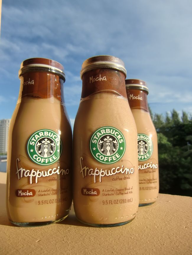 ２日目。<br />朝日に照らされるスタバ瓶コーヒー。<br />（昨夜Ｋマートでゲット）<br />甘くておいしかった。<br />かわいいので空き瓶は洗ってお持ち帰り。<br /><br />前日ビーチに沈む夕日を見れなかったので<br />タモンビーチで朝日の写真を撮ろうと<br />日の出の時間を調べて5:30に起床しました。<br /><br />ところが夫が寝ぼけ眼で<br />「今更だけど朝日って海で見れないんじゃ･･･」と遠慮がちに言ってきました。<br /><br />タモンビーチに沈む夕日と<br />タモンビーチから昇る朝日の写真を<br />どっちも撮ろうと本気で思っていた。バカ。<br /><br />あり得ないことに気づき、<br />二度寝して<br />普通に朝日が昇ってから起床しました。