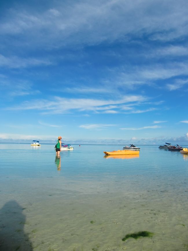 夫は我慢できず入っちゃった。<br /><br />どこまでも遠浅な海。