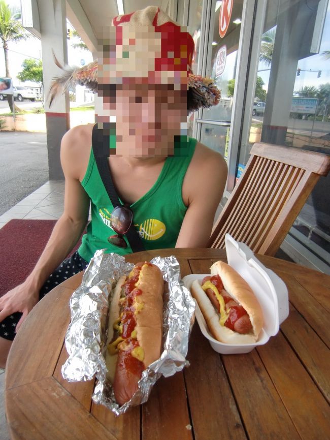 サークルＫのセルフホットドッグ。<br />２ドルぐらいです。<br /><br />自分で保温ケースからパンとウィンナーを選んで、<br />ピクルスなどをトッピングし、<br />ケチャップやマスタードをかけてレジで支払いをします。<br /><br />あったかくておいしかったです。<br /><br />夫は欲張って30cmぐらいあるウィンナーを選んで、<br />レジのおばさんに<br />「あんた食べれんの？」みたいなことを言われ<br />冷やかされていました。<br /><br />案の定食べきれず、<br />冷蔵庫に入れて夜食に食べていました。