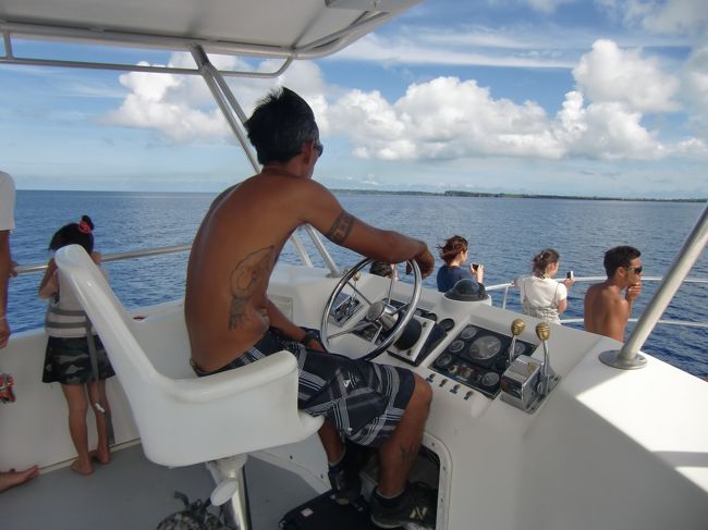 スキューバカンパニーの<br />イルカウォッチングツアー＆シュノーケリングに参加しました。<br /><br />バスで30分ぐらいのアガット村というところまで行って、<br />そこから船でイルカポイントまで。