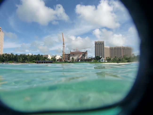 シュノーケリングにハマって<br />時間を忘れて泳いでいたので、<br />背中から裏腿まで背面がばっちり焼けてしまいました。<br /><br />本当は帰りにビーチ沿いのナナズカフェに寄って<br />スイーツタイムの予定でしたが、<br />ビール飲んで腹も減ってないし疲れたし<br />次の予定も詰まってるし、<br />ってことでホテルへ直帰。<br /><br />残念〜。