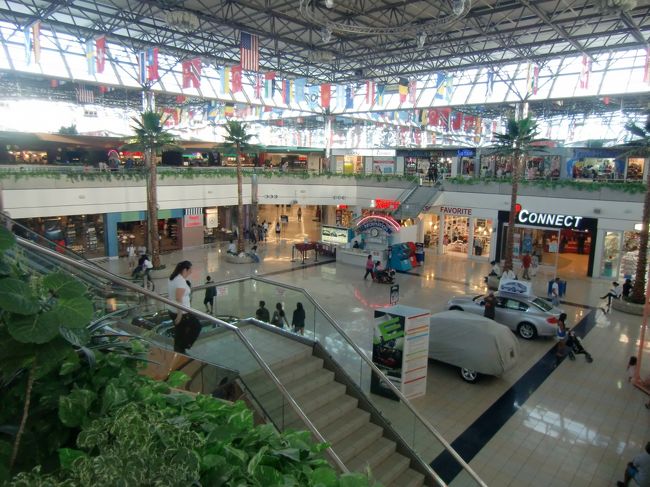 夕方からマイクロネシアモールへ<br />ショッピングに出かけました。<br /><br />この日の夕食は<br />フードコートでの買い食いです。