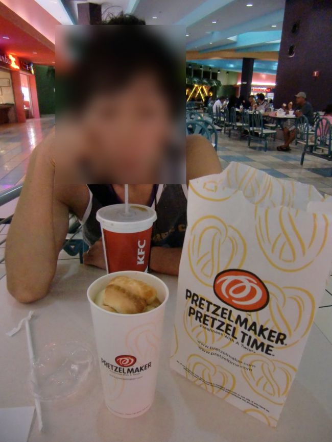 るるぶに載っていて気になっていた<br />プレッツェル・メーカーへ。<br /><br />注文してから生地を成形して焼いてくれるスイーツです。<br />アツアツでふわふわモチモチで旨かった！<br /><br />無難にプレーン味にしましたが<br />パンチが足りなかったので、<br />キャラメルソースとかシナモン味とかの方が<br />良かったかも。