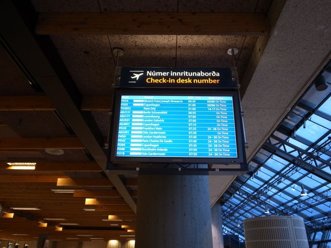 ブルーラグーンの最終21時のバスに乗ってケプラヴィーク空港。<br />まだ3時間以上ある。<br />私が乗るFI203チェックインって普通カウンターの番号が書いてある<br />のにKIOSKってなに？？<br /><br />全く分からないので周りの人の動向を見ようと思ったけど<br />他の人も同じみたい・・<br /><br />結局この何にもない場所で2時間弱待たされた。<br />でも待っても待ってもこのKIOSKの表示は出たままだった。<br />何だったんだろう・・・<br />