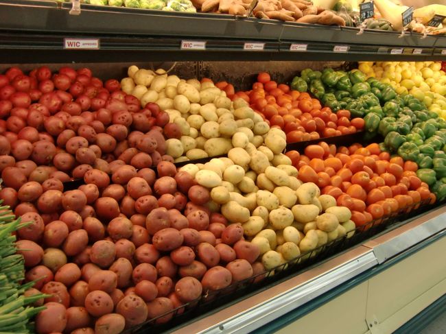 野菜や果物が転げ落ちそうな勢い。