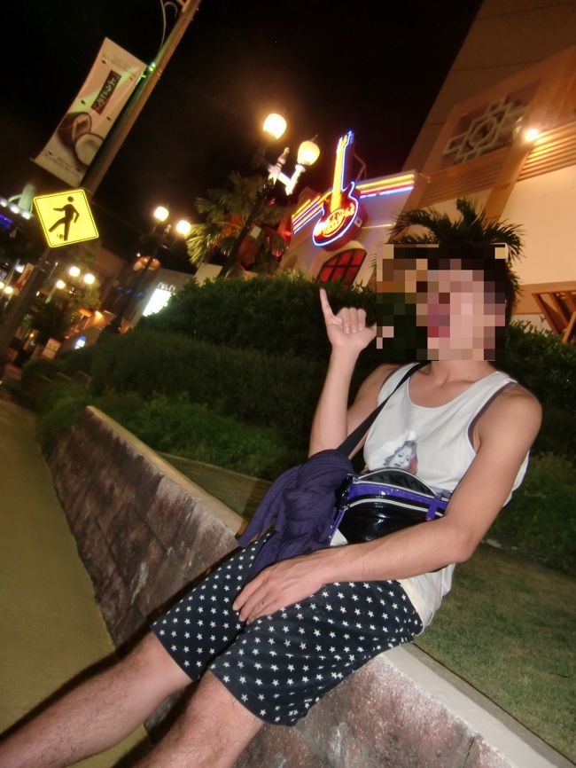 朝からシュノーケリング三昧でこの日はさすがに疲れて<br />帰ってすぐに泥のように寝てしまいましたが、<br />風呂に入ったら目が覚めた。<br /><br />ビールを買いに夜の街へ。<br /><br />（パスポートなどの身分証明を提示しないと<br />　アルコールが買えず、結局手ぶらで帰ることに）<br /><br />夜遅くまで営業している店が多いので、<br />毎晩深夜徘徊できて楽しかったです♪