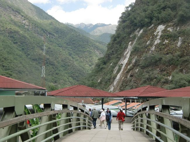 今日は遺跡観光には出かけないのでゆっくり朝食を食べる。その後は夫婦別行動である。写真：アグアス・カリエンテス川にかかる橋
