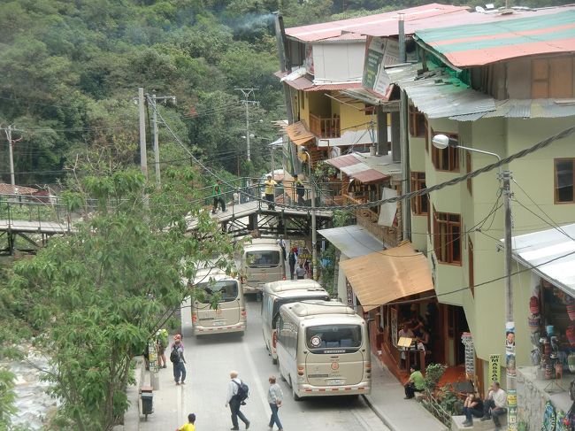 私はタオルと水着を持って朝風呂に行く。目的地はマチュピチュ温泉である。妻はホテルでのんびり。写真：マチュピチュ遺跡へ出発するバス