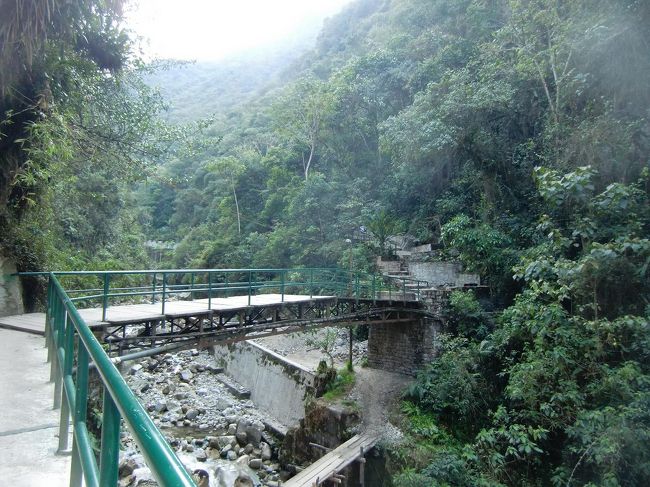 温泉入り口で料金（10ソル、300円）を払いさらに進む。山深い渓流にかかる橋（写真）を渡る。日本の渓流と同じ雰囲気で違和感はない。