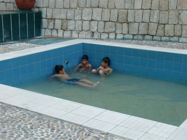 温泉の湯の温度は低く、一番大きな湯船が一番暖かかったので、そこで、ゆっくり湯につかる。入った時は温かく感じたが、いつまで入っていても汗が出ない。