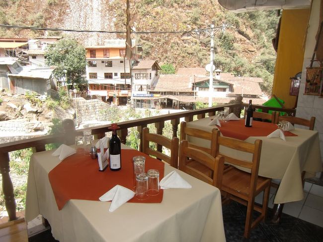 アグアス・カリエンティス川に面した眺めのいい席（写真）に座る。朝なのでお客は誰もおらず、極めて静か。