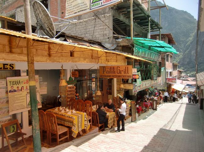 昼間はお客がいないので、各店のオーナー、店員はお客をつかまえようと熱心に呼び込みをする。