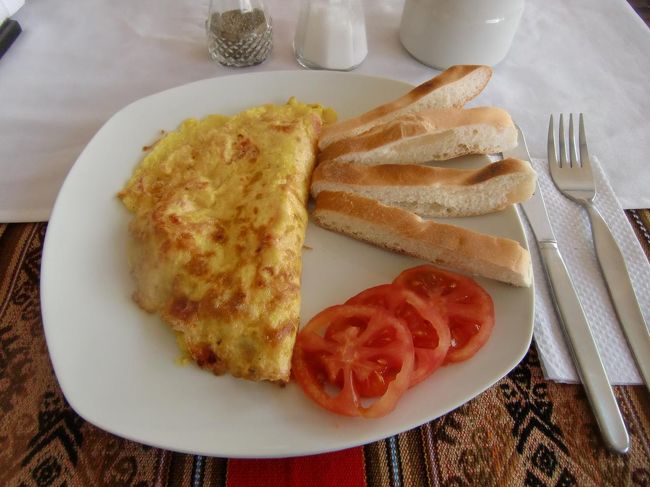 ここで軽いランチにする。オムレツ（写真）を注文。結構うまい。