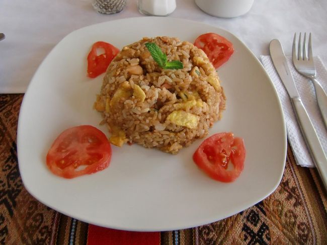 メニューにはなかったが、チャーハン（写真）もあるというので、注文した。これもGood.飲み物はサービスで合計13ドル（約1100円）支払った。米ドルが普通に使えるがソルで支払うより換算率が悪くなりやや損をする。