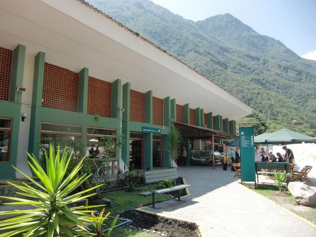 マチュピチュ駅（写真）は新しく近代的で、構内にはカフェもある。列車出発前になると大勢の観光客が集まり、日本人の団体も多い。