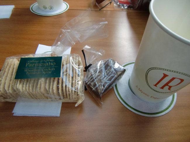 飲み物とスナックのサービス。